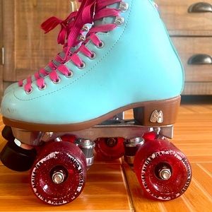 Size 2 Moxi Beach Bunny roller skates